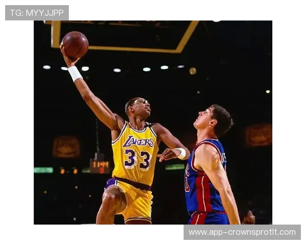 卡里姆·阿布杜尔-贾巴尔高效低位背打助湖人夺多项荣誉