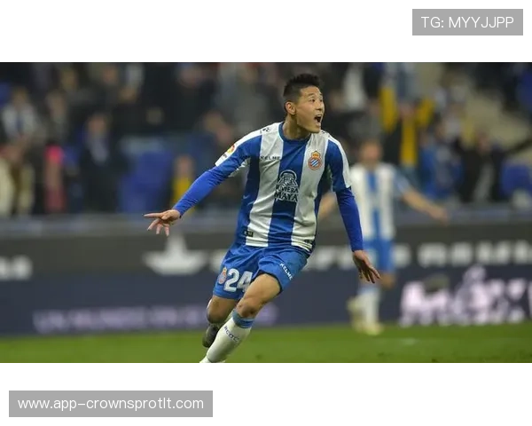 武磊家冰箱里塞满能量饮料，邻居说他半夜还在练射门