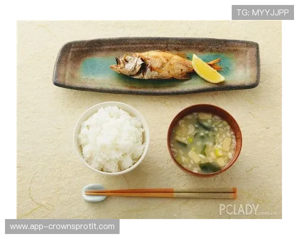 杨瀚森训练间歇掏出几个小零食，看着队友都惊了…这“真行”还能“带饭”？