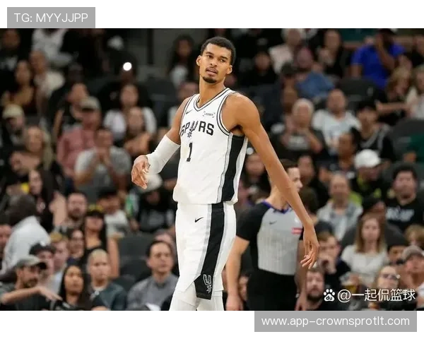 维克托·文班亚马篮下封盖带动防守，助马刺防守效率显著提升