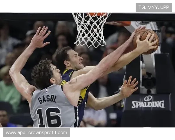 加索尔挡拆为球队制造空间，提升内线得分效率显著