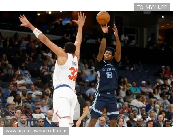 尤因挡拆制造错位提升内线效率，改变尼克斯进攻格局